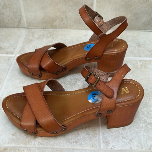 MIA Women's Size 6 1/2 Brown Strappy Block Heel Sandals - Picture 2 of 6